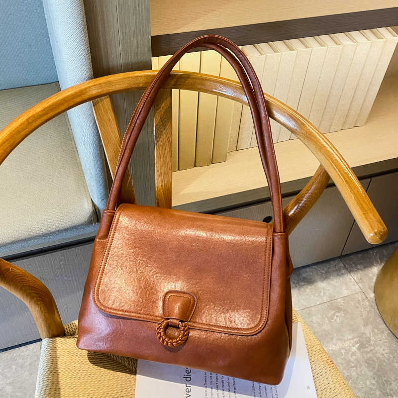 

Вместительная сумка-мессенджер женская весна-лето универсальная 2025 новая повседневная на плечо подмышку сумка для работы и поездок тоут коричневый