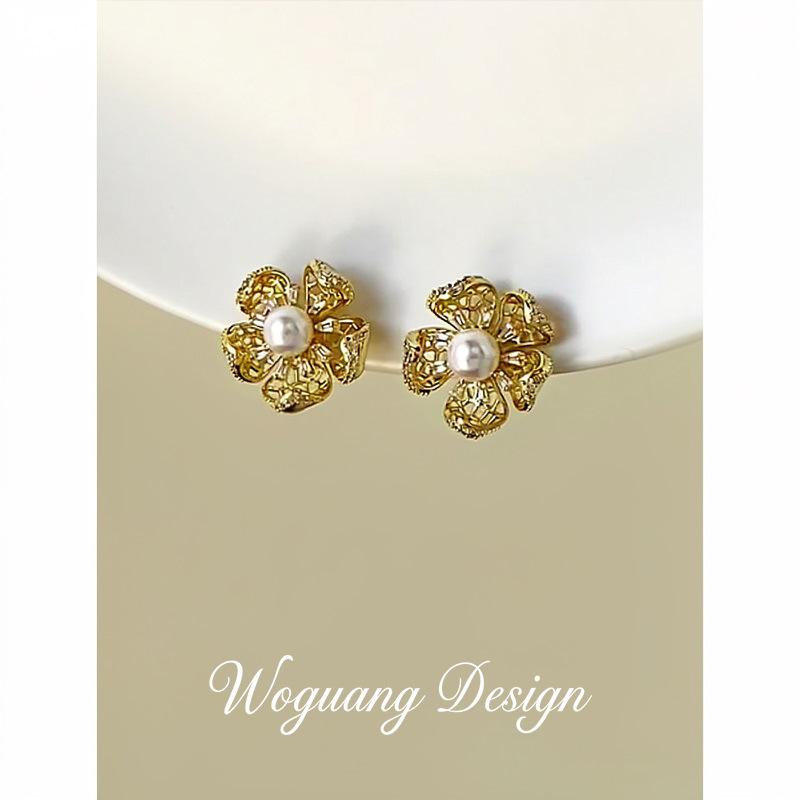 Golden Thread Flower Letter Flower Earrings, Light Luxury Earrings, Fashionable and Exquisite Versatile Earrings