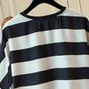 T-shirt a righe da donna con scollo rotondo a metà lunghezza