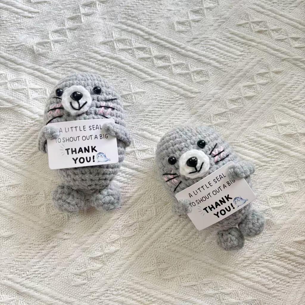 Funny Positive Crochet Seal Desktop Ornament Handmade Emotional Support Positive Seal Doll with Card Home Christmas Decoration