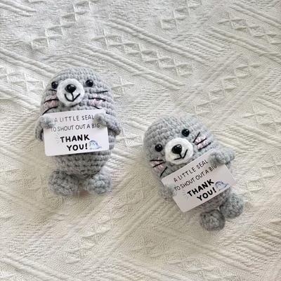 Foca ad Uncinetto Positiva Divertente Ornamento da Scrivania Fatto a Mano Supporto Emotivo Bambola Foca Positiva con Biglietto Decorazione Natalizia per la Casa