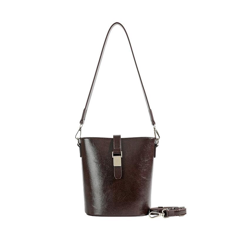 Temperament retro autumn and winter fashion portable bucket bag high sense PU solid color commuting versatile Maillard messenger women's bag