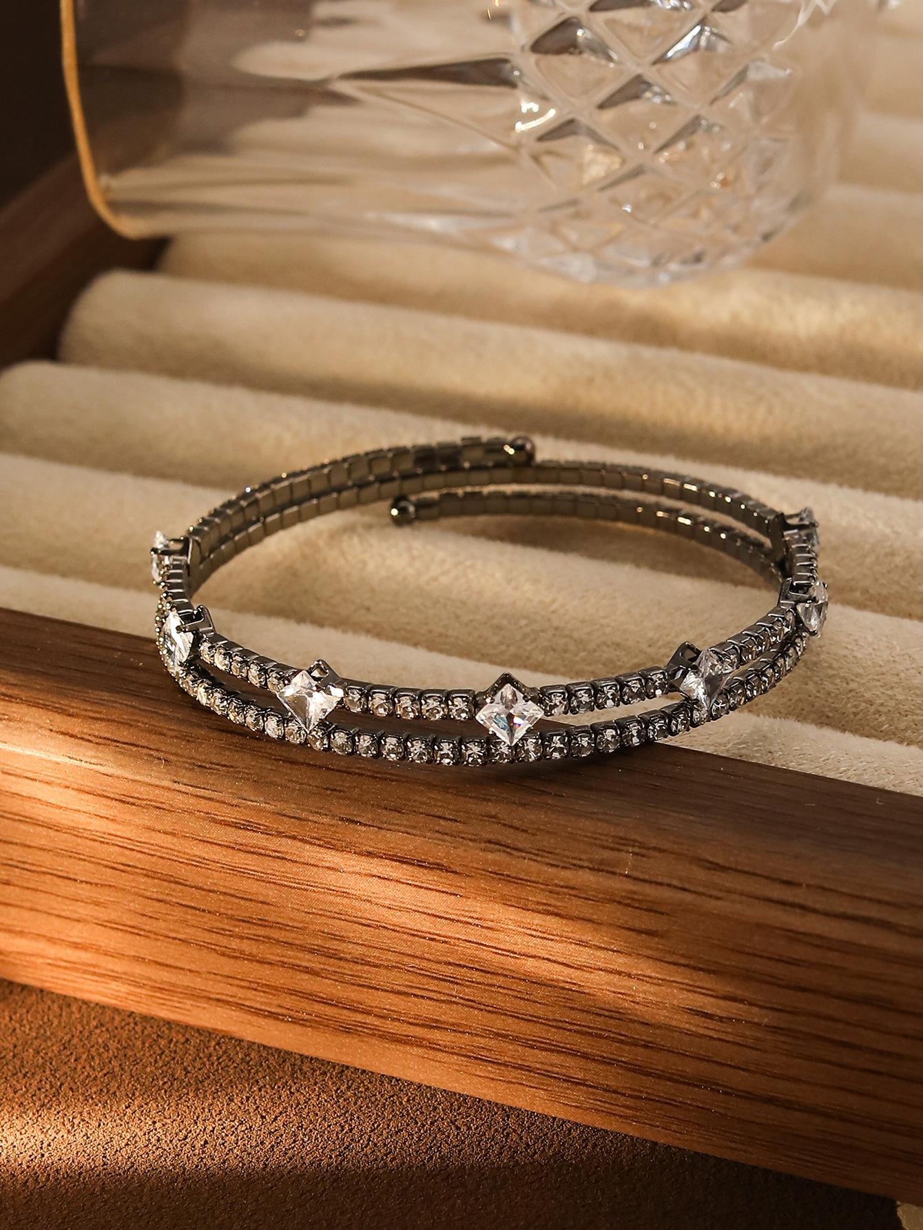 Многокруговой браслет с жемчугом, инкрустированный цветными цирконами. Универсальный браслет, полный бриллиантов. Высококачественное выдвижное ювелирное изделие.