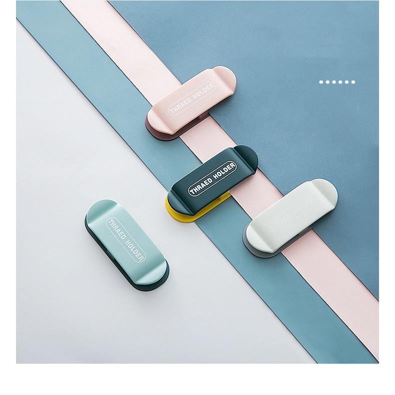 1 kus samolepící zástrčky s oboustrannou lepicí páskou, plastový háček Creative pro datový kabel