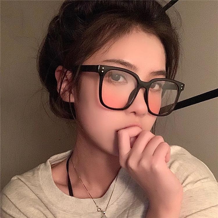 First Love Japanese Retro Black Frame Gradient Pink Sunglasses - Square Korean Style for Round Face Slimming.