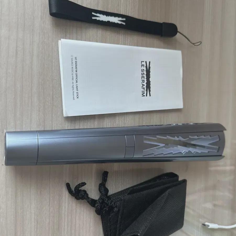 

Светящаяся палочка Le Sserafim