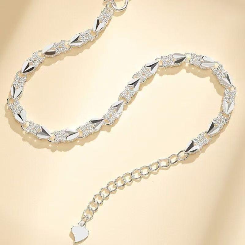Heart-Shaped Four-Leaf Clover Bracelet: Elegant, Trendy, and Versatile; the Perfect Gift for Her.