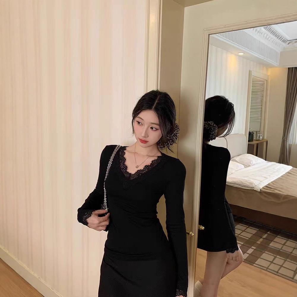 Lace Trim V-Neck Long-Sleeve Brushed T-Shirt with Cashmere Fur Lining for Women - Autumn/Winter Collection.