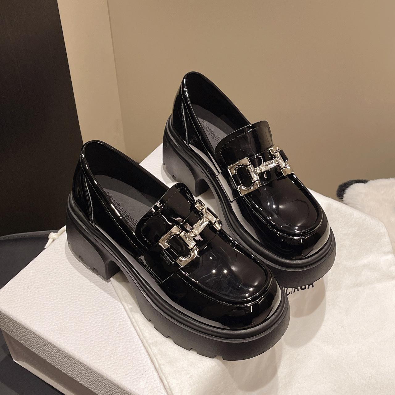 

Кожаные мокасины на толстой подошве и толстом каблуке, универсальные женские туфли, новинка 2025 года, женские туфли, увеличивающие рост, в стиле колледжа, из лакированной кожи, маленькие 35 чёрный