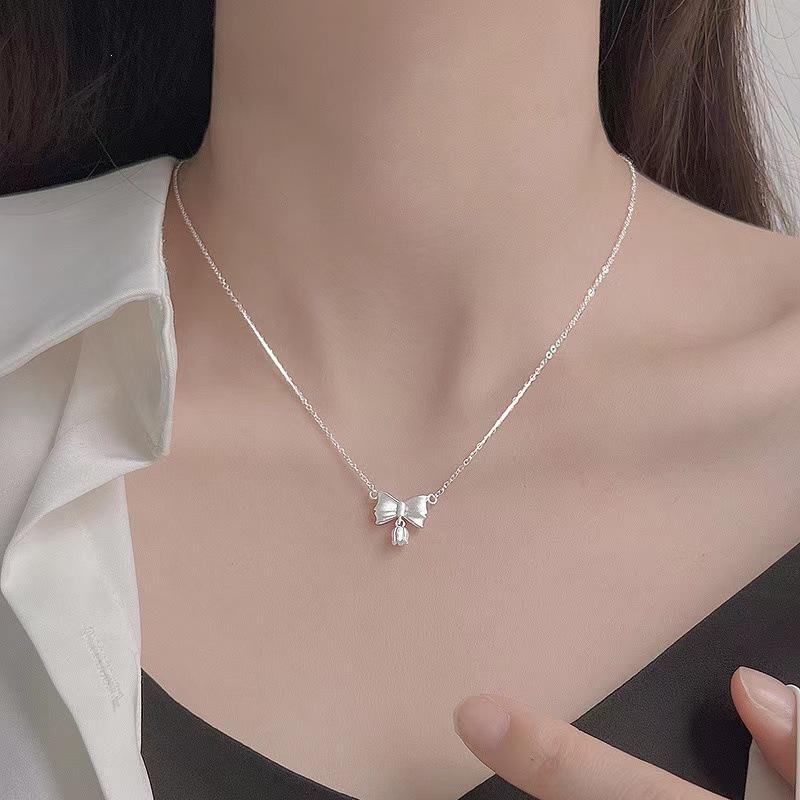 2024 New Light Luxury Bow Chime Silver Necklace: Niche Design for Women