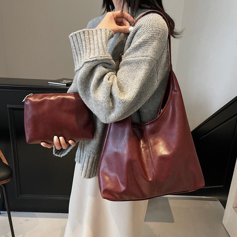 

Fashion retro large-capacity underarm bag women s new winter shoulder bag high-end commuter tote bag бордовий