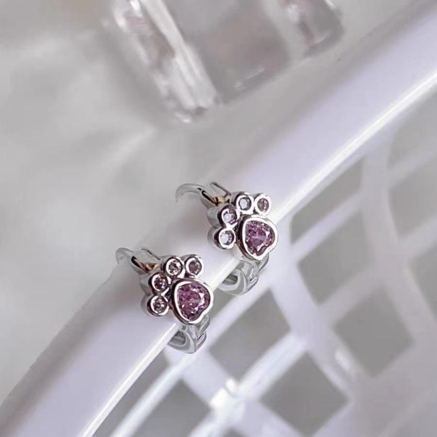 

Маленькие свежие серьги с отпечатками кошачьих лап и ног в лесном стиле, милые маленькие и изысканные серьги с пряжкой, новый стиль, персонализированные модные универсальные серьги