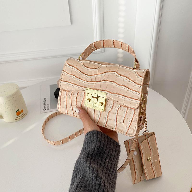 

Замок в иностранном стиле однотонная маленькая сумка женская 2024 зима новая ретро мода сумка-мессенджер темперамент плечевая маленькая квадратная сумка хаки