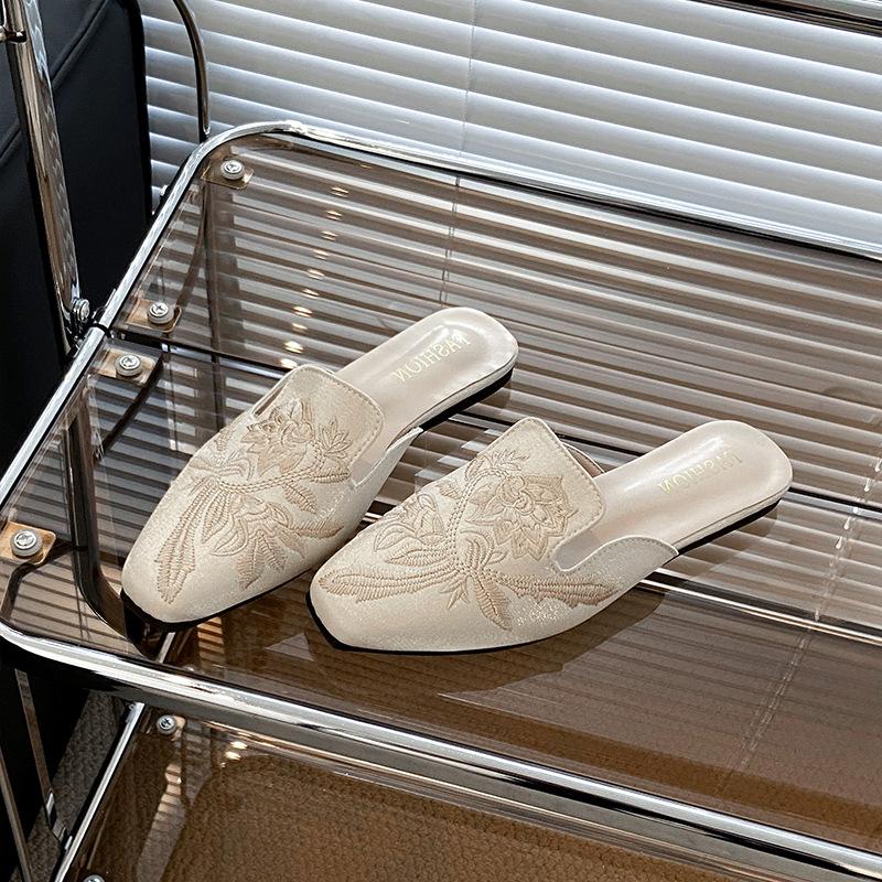 New Chinese Embroidered Bag Head Half Slippers Women's Outer Wear 2025 Spring and Summer New Retro Casual Flat Bottom Muller Half Tray