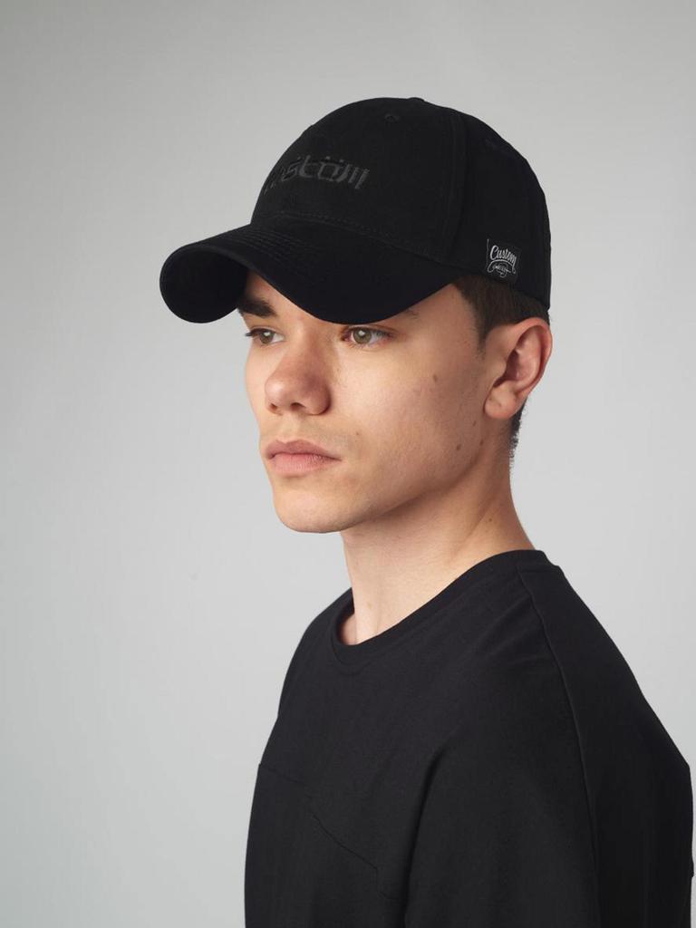Baumwoll-Baseballkappe mit schwarz gesticktem Custom Wear-Logo in Schwarz und Weiß