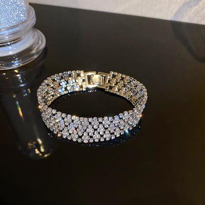Stilvolles Strassarmband: Auffälliges, Weites Design für Trendige Hip-Hop-Mode