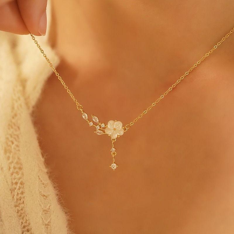 Shell Flower Lady Necklace High-end Design Shell Ladies Pendant Jewelry Gift