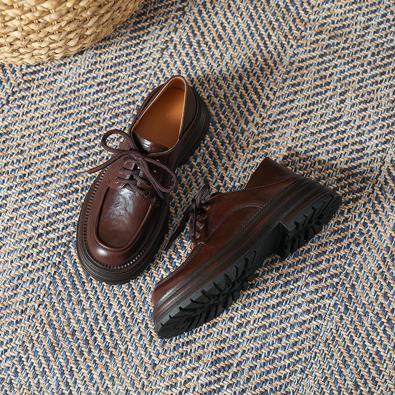Zapatos pequeños de cuero con cordones de estilo británico retro para mujer, primavera 2025, nuevos, de punta redonda, zapatos individuales, exquisitos mocasines de tacón grueso para niña