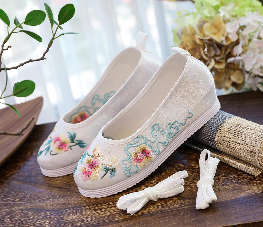 Women's Hanfu Embroidered Round Toe Cloth Shoes for Spring/Autumn - Ancient Style Dance & Stage Play Footwear