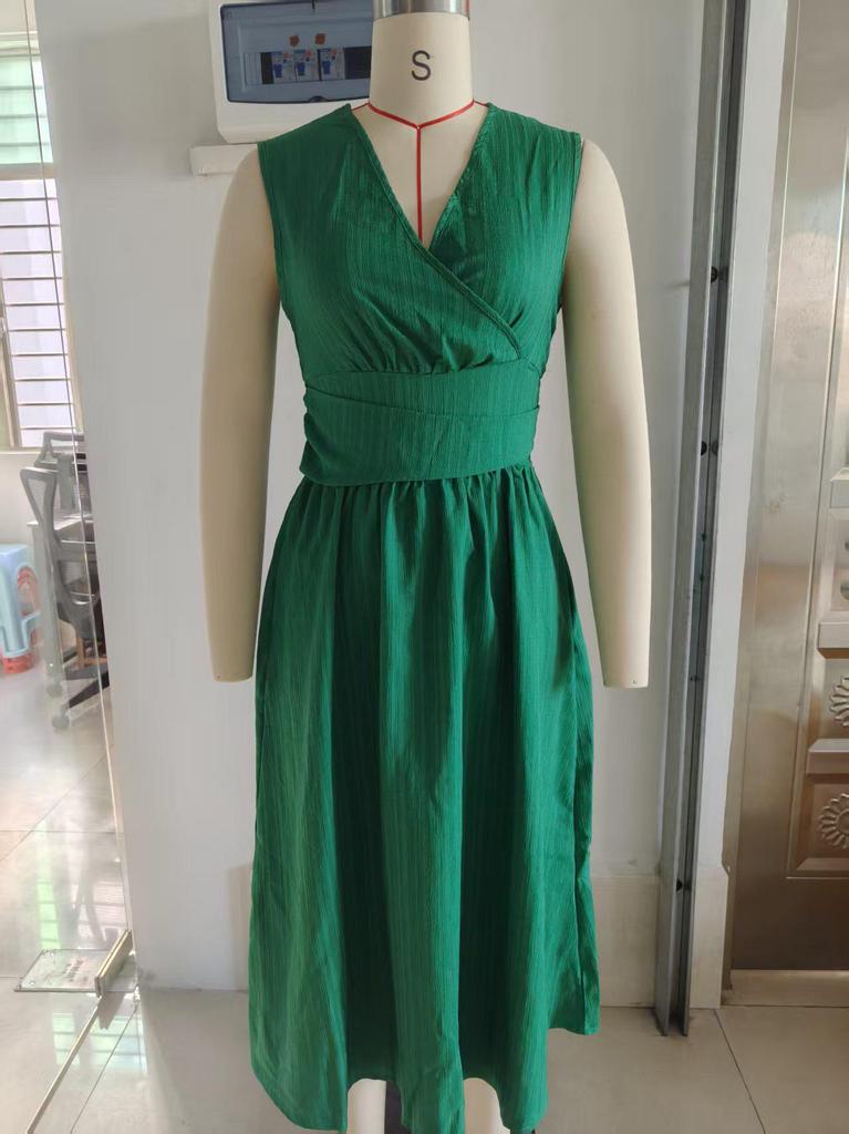 2025 Elegant V-neck Summer Dress: Pure Color & Temperament