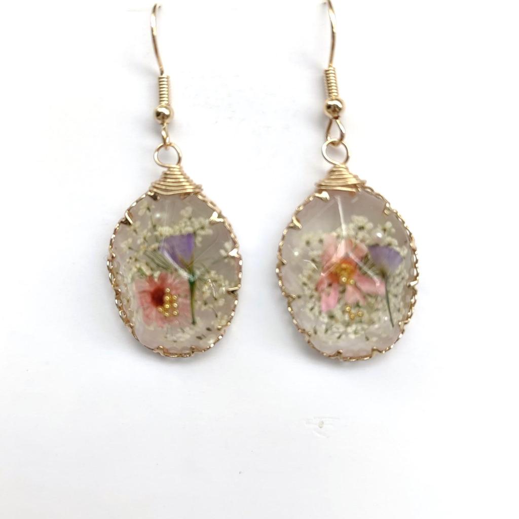 Natural Dried Flower Earrings: Fashionable Floral Accessories for Women
