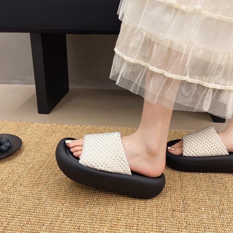 Dicke Sohle, coole Hausschuhe für Damen zum Tragen im Sommer, neue Mode, Strass-Muffinsohle, Strand-Einwort-Hausschuhe