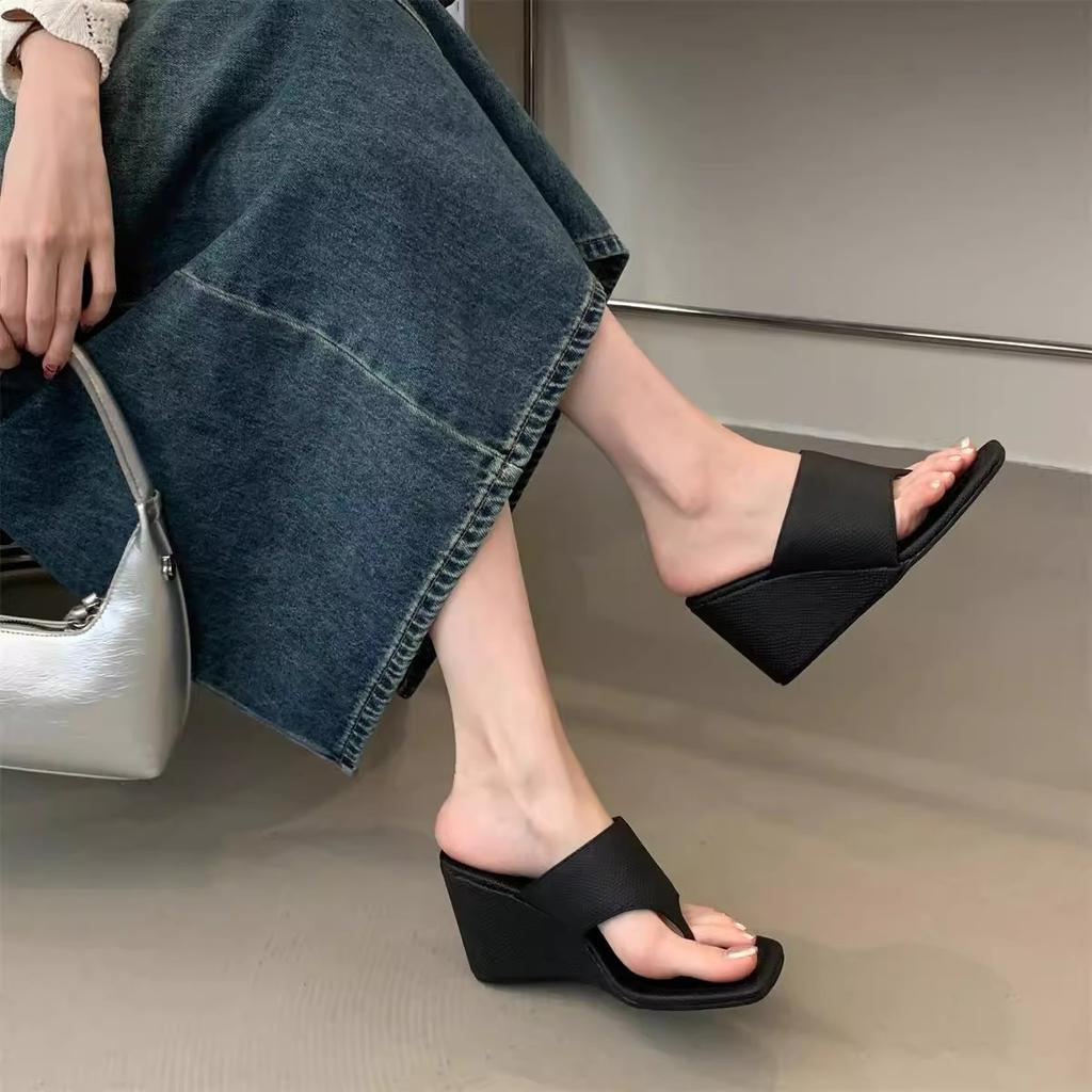 Spring and Autumn New Style Slimming Slope Heel Korean Version Bare Toe Flip Flops Cool Slippers Sandals Zapatos Mujer