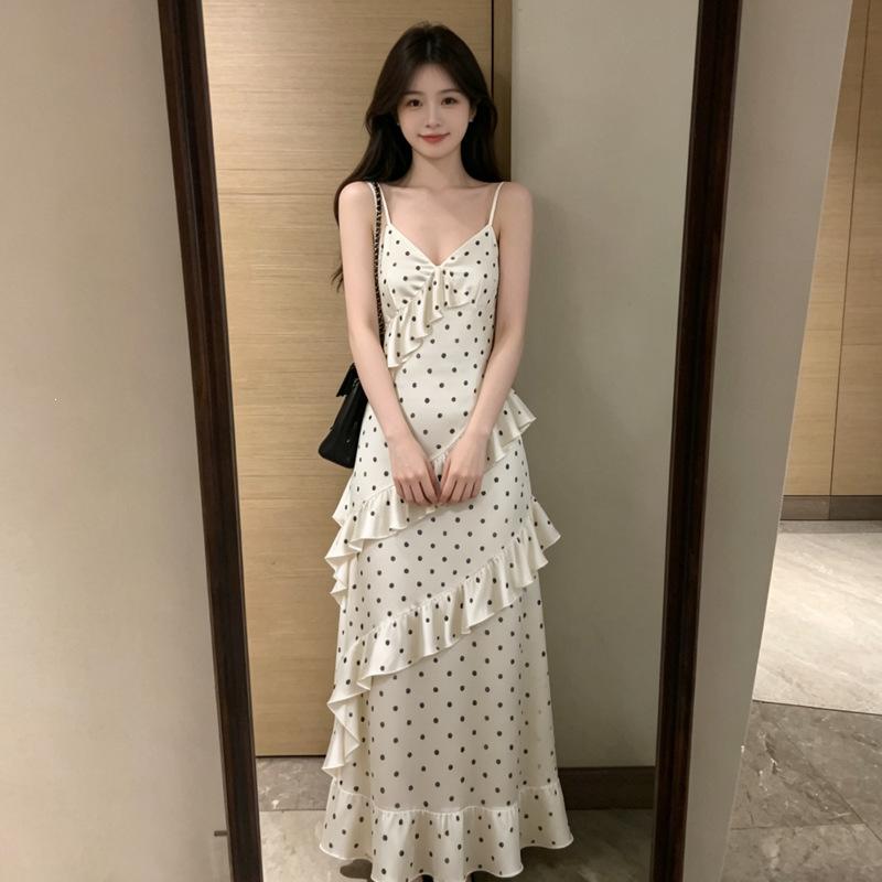 White polka dot suspender dress, a-word French long dress, seaside Dingdal skirt, beautiful and beautiful skirt summer