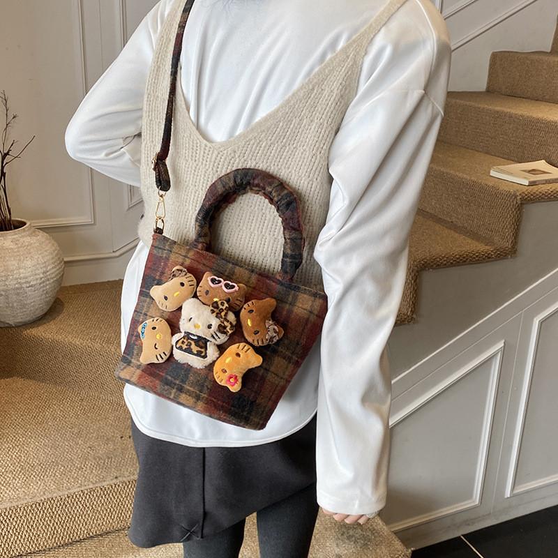 Ladies Tote Bag With Nylon Material And Zipper Closure For Casual Outings