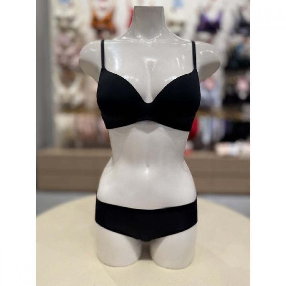 

Triumph Wireless Molded Full Cup Bra And Panty Set Black Tewbr264tewbp264bk 85C/100