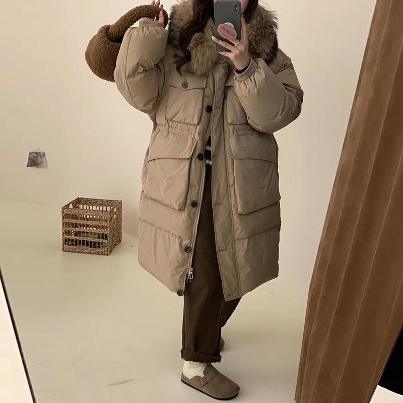 

Модная длинная пуховая куртка с воротником из енота для женщин, зима 2025, большой карман, теплая талия, выше колена, куртка в стиле милитари S