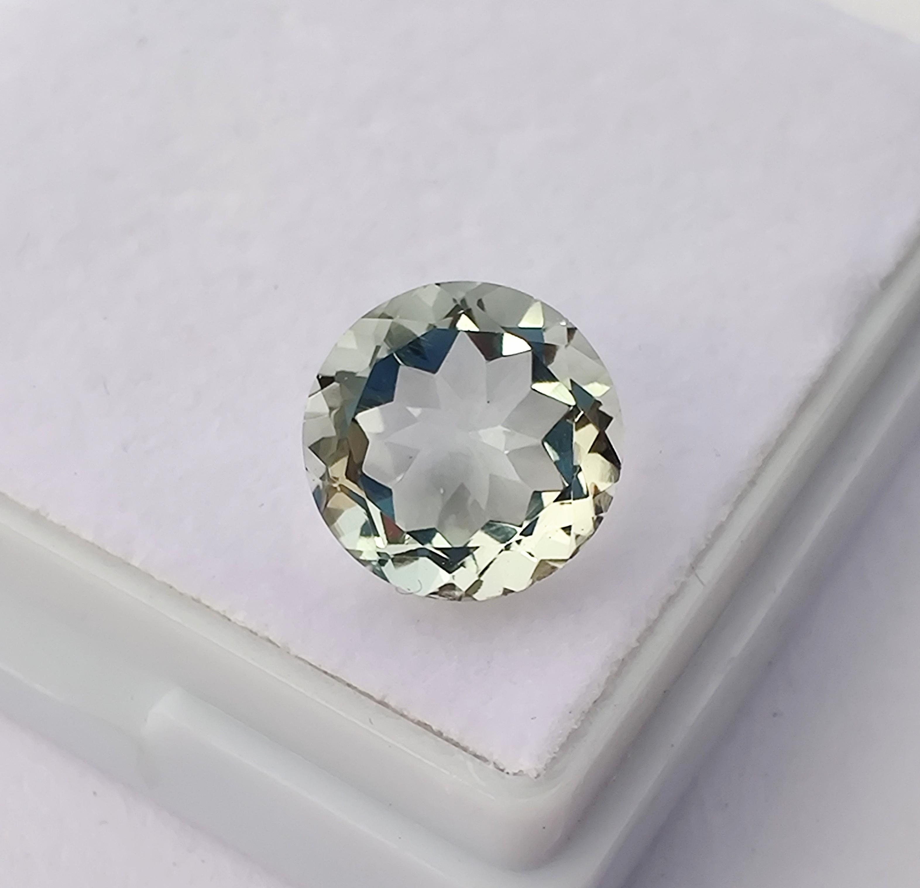 

3,15-каратное кольцо высочайшего качества с потрясающим зеленым аметистом круглой формы, делающее ограненный драгоценный камень 10x6 мм