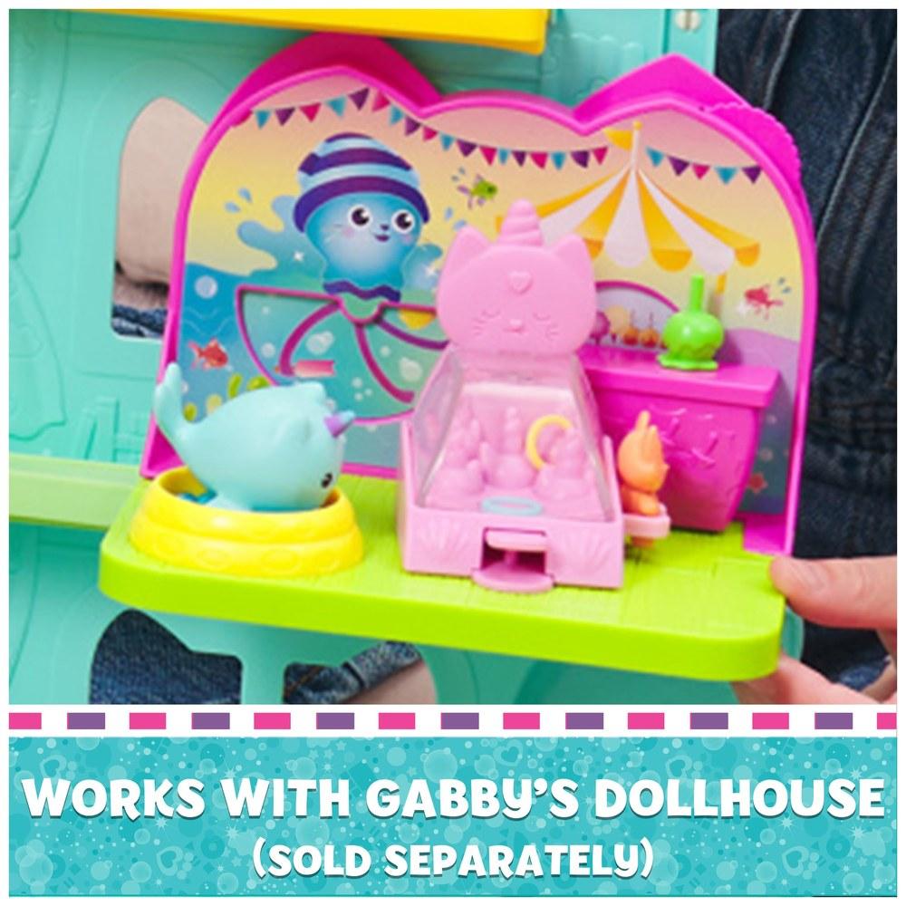DREAMWORKS La Casa delle Bambole di Gabby Stanza del Carnevale Playset con Figura Narvalo Gatto Figure Giocattolo Giocattoli Sorpresa e Mobili per Casa delle Bambole per Bambini dai 3 Anni in Su