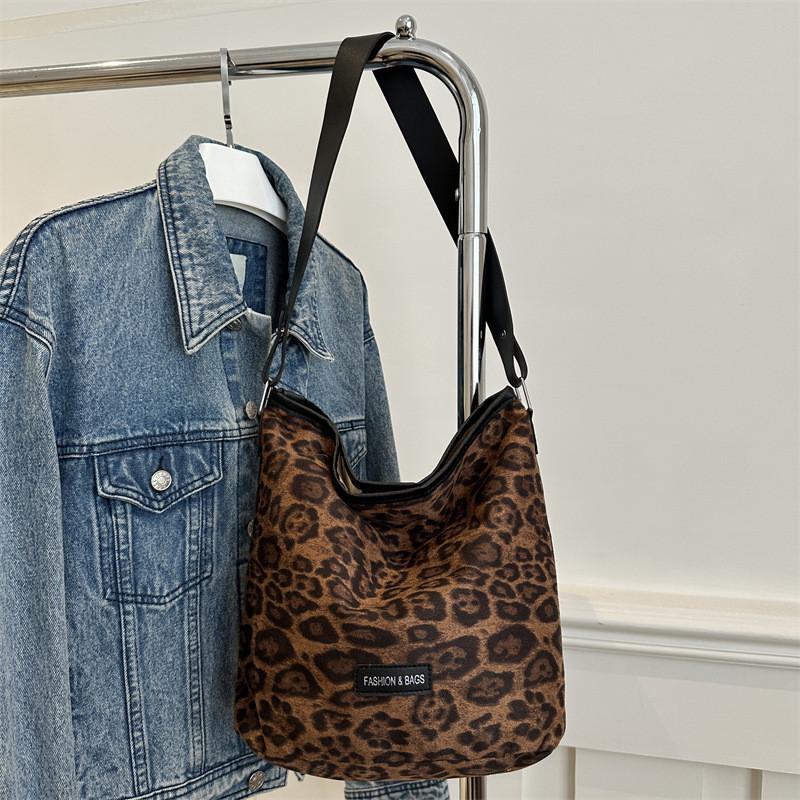 Fashionable Womens Casual Bucket Bag In Black And Brown With Unique Design For Everyday Outfits коричневый