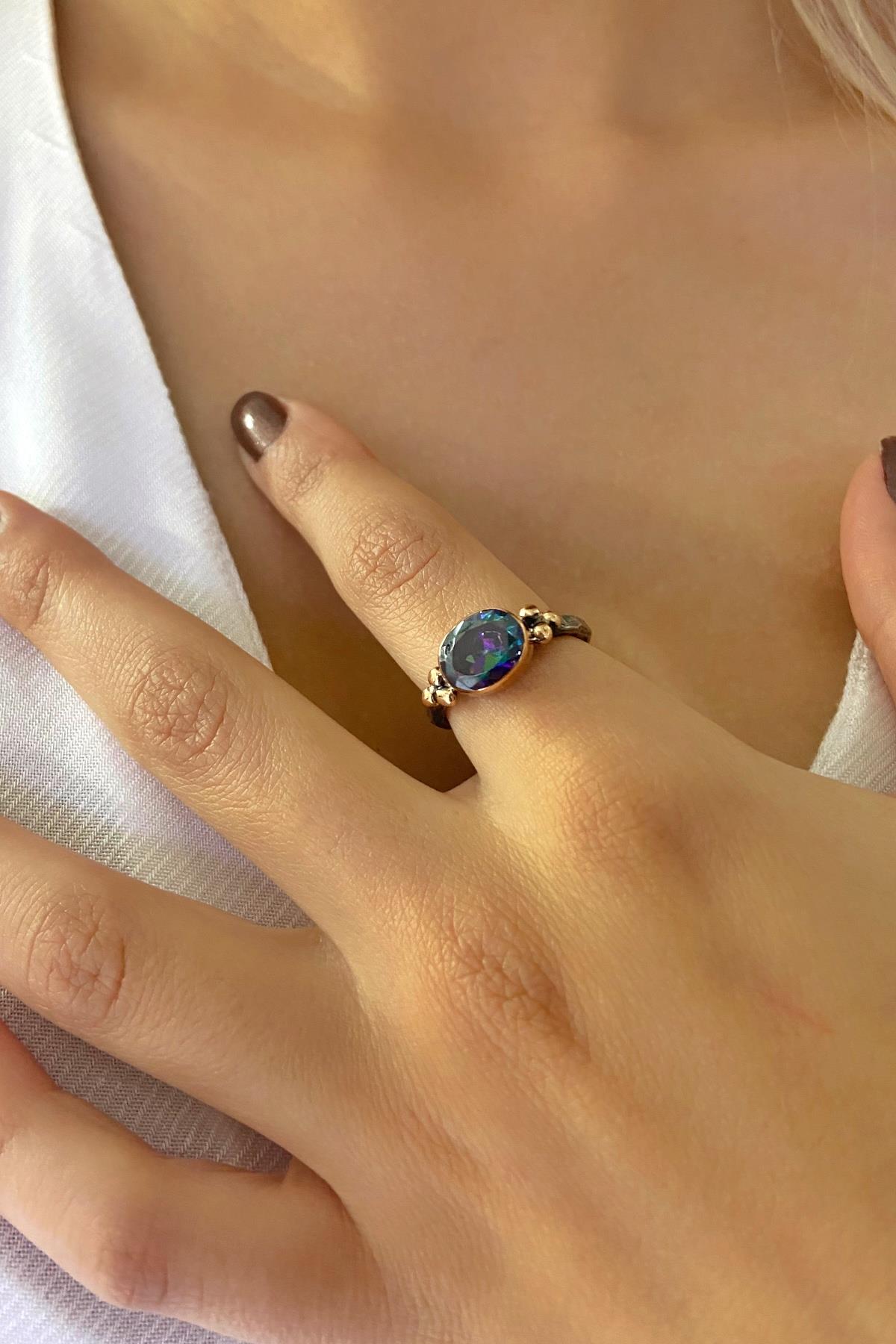 

Кольцо из серебра 925 пробы ручной работы с овальным мистическим топазом