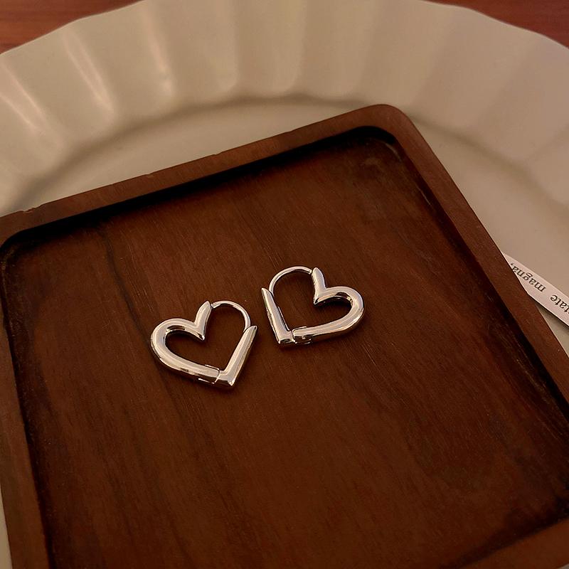 European and American Style Cool Heart - Shaped Metal Alloy Earrings: A Must - Have Accessory for Trendy Fashionistas