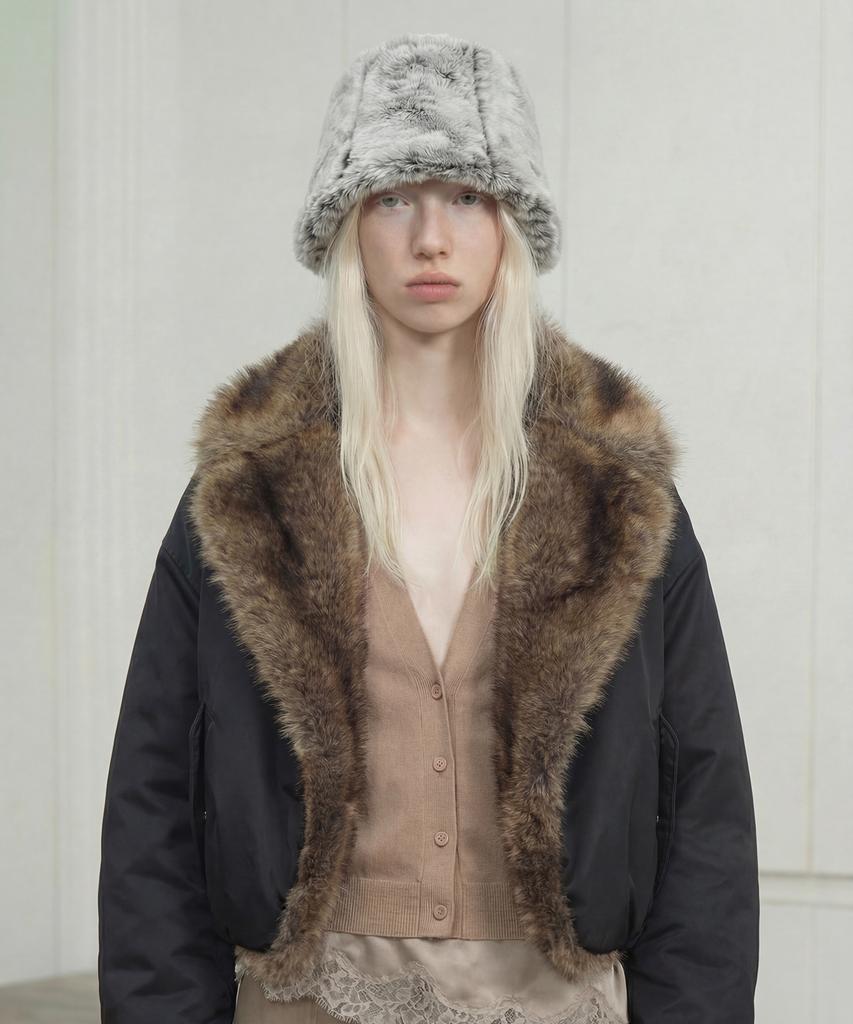 Eondeokeonteulolseutyudio Winter Fur Bucket Hat Stand Bucket / Fur / Mink Bk