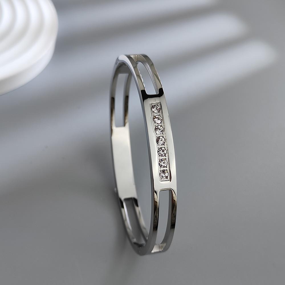 

2026 Fashion Bangles for Women Hollow Zircon Stainless Steel Bracelets Unique Designer Bracelet Gold Plated Metal Jewelry Gifts 58-60mm