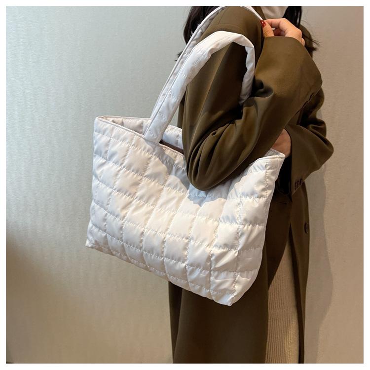 

Модна та повсякденна жіноча сумка великої місткості, нова корейська версія сумки під пахвами, проста сумка через плече в іноземному стилі білий