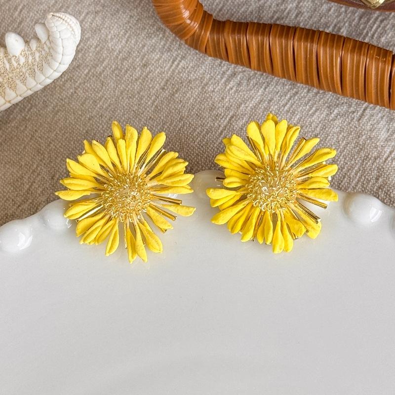 Cute Handmade Woven Sunflower Clip Earrings Raffia Flower Ear Clip for Women Beach Vacation Jewelry Gift Accessories Gifts