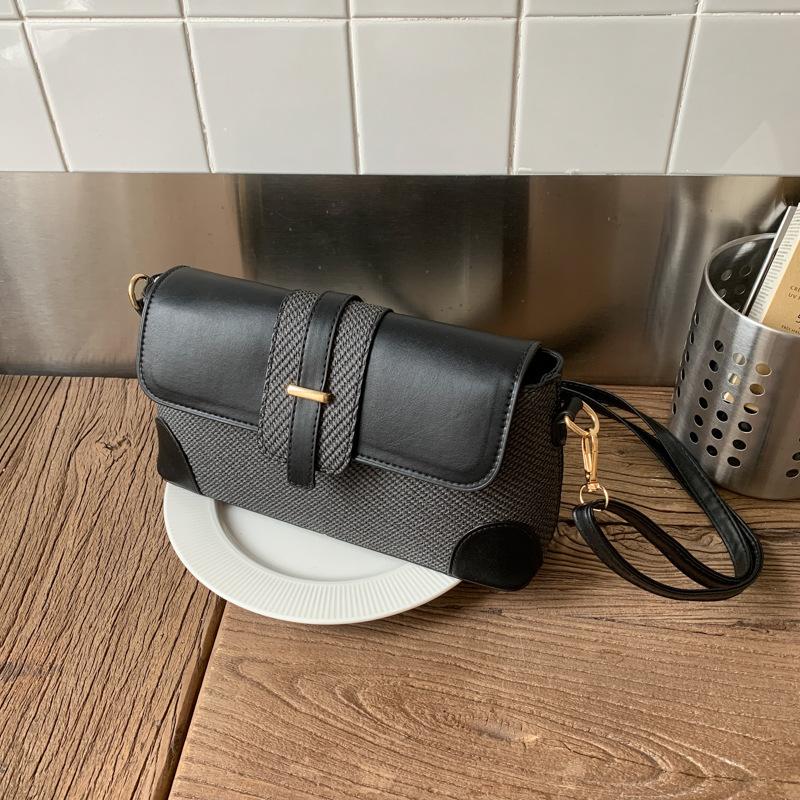 

Hong Kong style temperament splicing 2025 summer new simple casual fashion retro messenger women s texture portable shoulder bag чорний