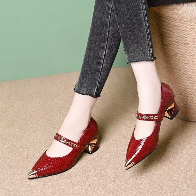 

French fashion temperament pointed chain red single shoes women s shoes 2025 autumn thick heel commuter evening shoes 35 красный