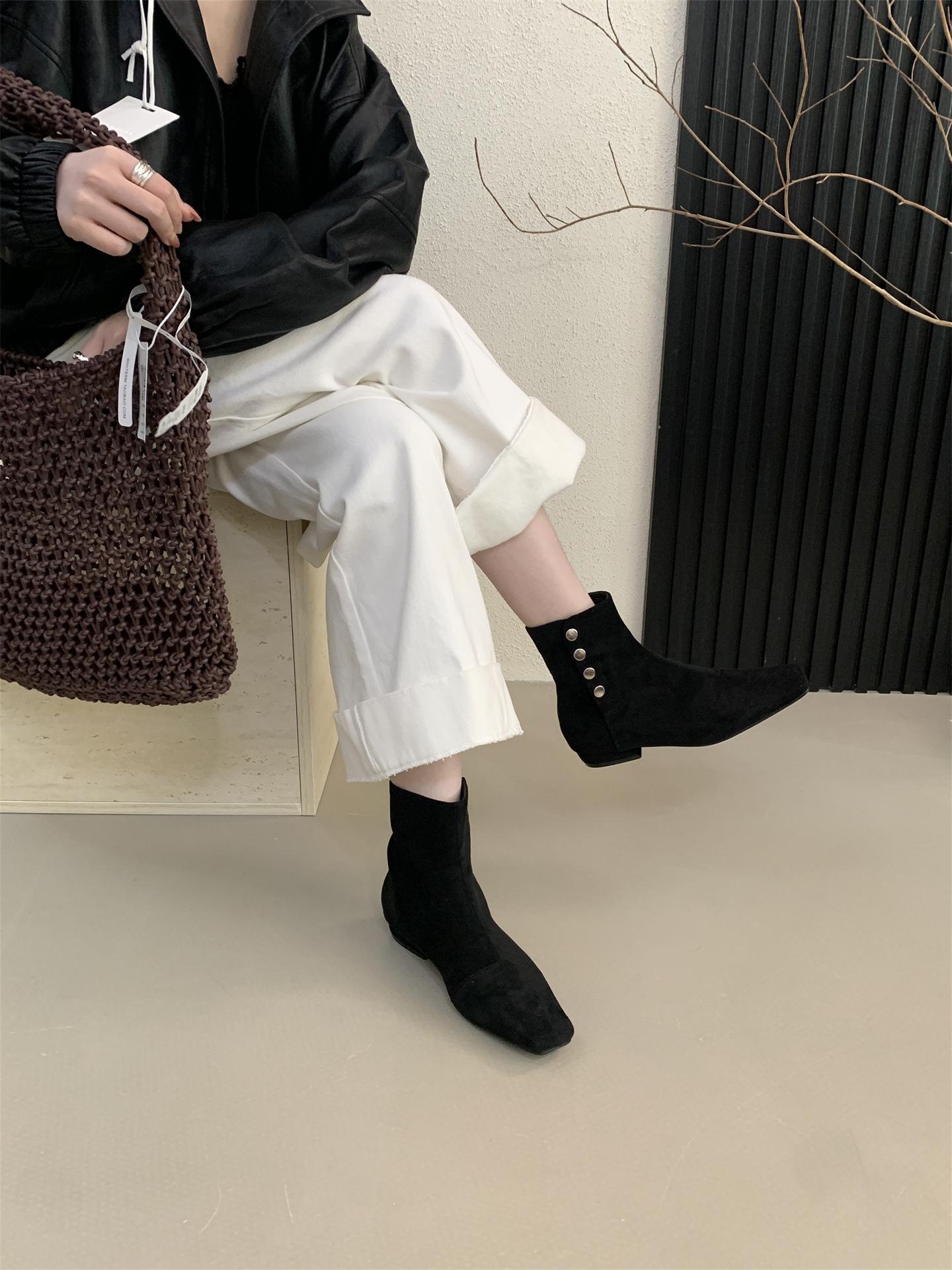 

2025 новые ретро замшевые короткие ботинки с квадратным носком для женской осени и зимы, новый французский стиль, темпераментные эластичные ботильоны для ношения с юбкой 39