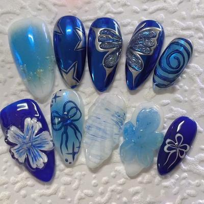 Blaue Press-on-Nägel Mittlere Mandelform Falsche Nägel mit Designs Wiederverwendbare Falsche Nägel Press-ons Vollabdeckung Acryl-Klebenägel Aufklebbare Nägel für Frauen