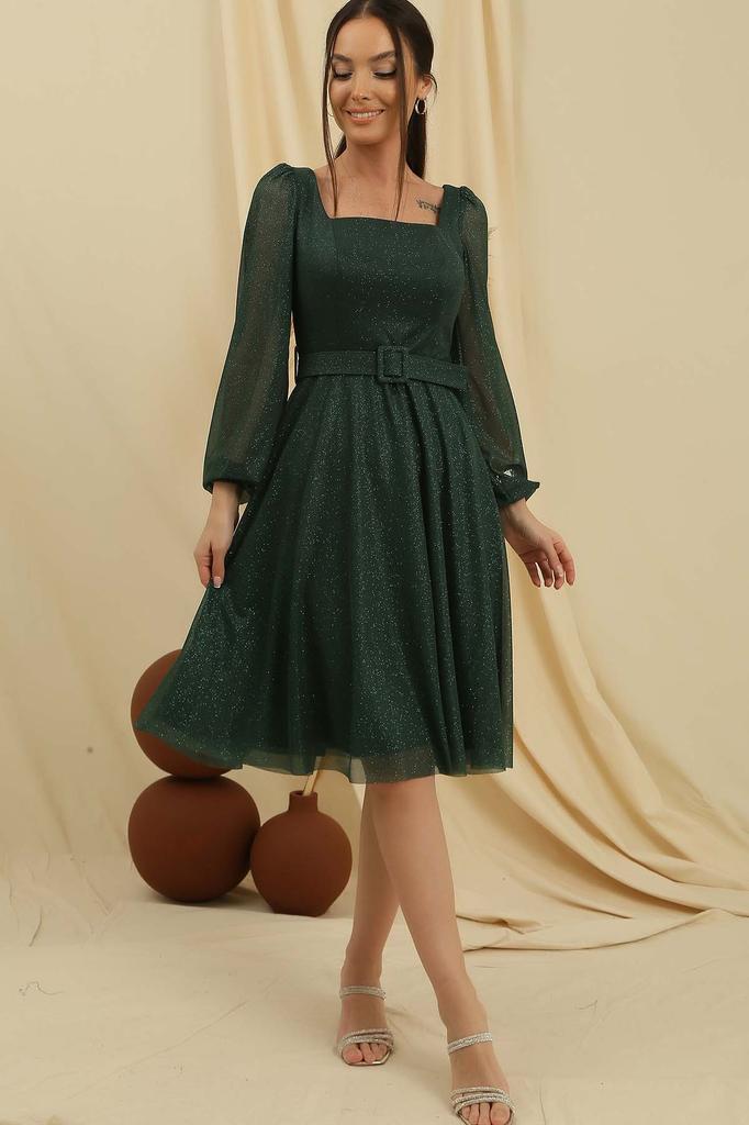 Gefüttertes Glitzerkleid mit eckigem Ausschnitt, Gürtel und Ballonärmeln