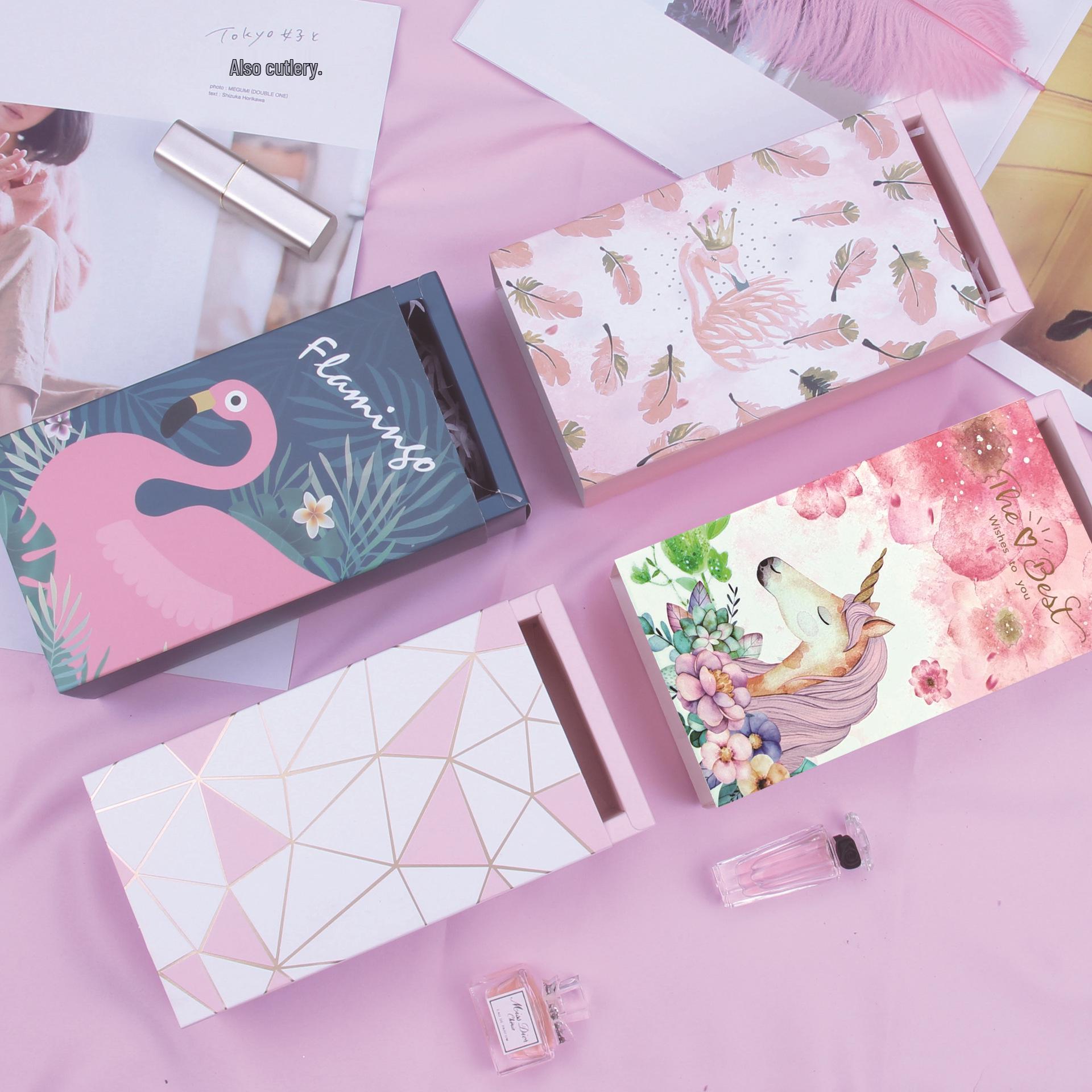 

Элегантная белая картонная подарочная коробка: Идеально для помады, украшений, духов, свежих цветов и чая. Креативное упаковочное решение. Gold Grid Gift Box