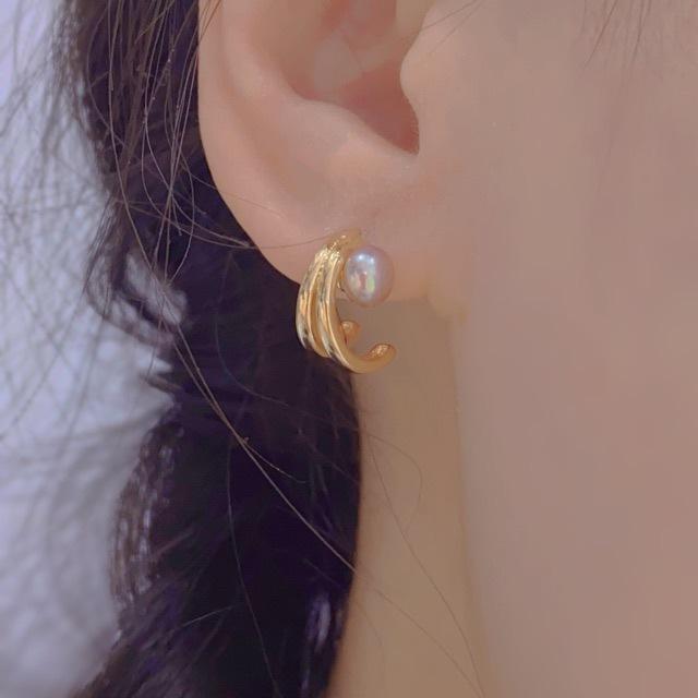 Small and versatile natural freshwater pearl stud earrings for women s new simple daily commuting temperament niche design earrings Silver needle