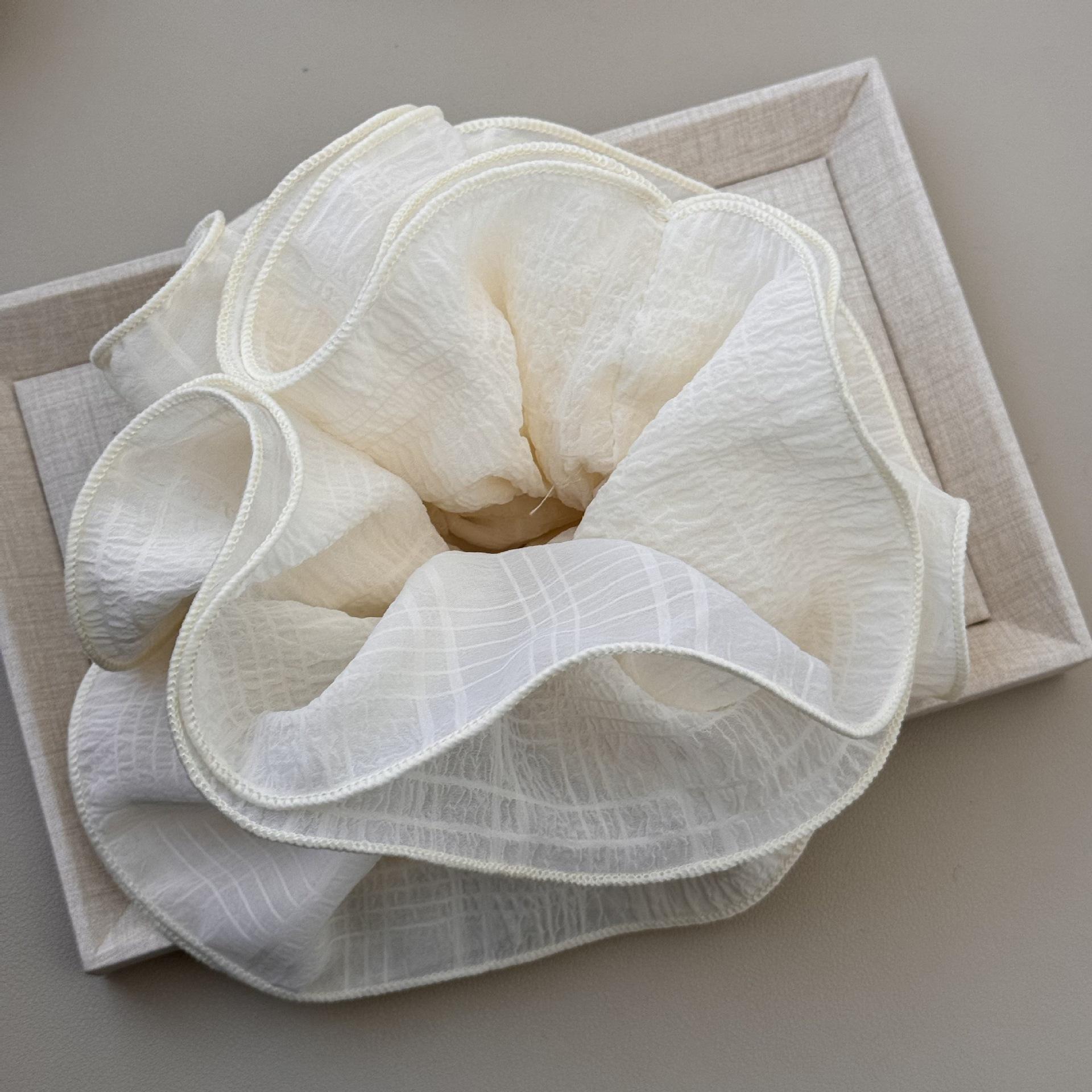 Нежная плиссированная резинка для волос «Толстая кишка» излучает высококлассную женственность и непринужденность.