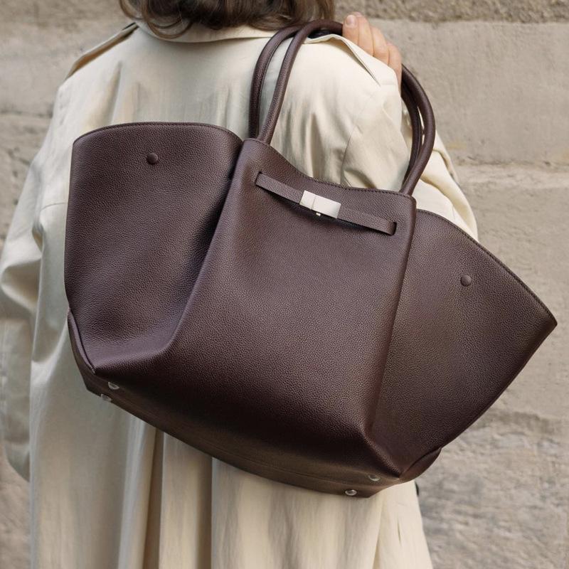 

Exquisite Retro Large Capacity Wing Dumpling Tote and Crossbody Bag 48x15x22 cm