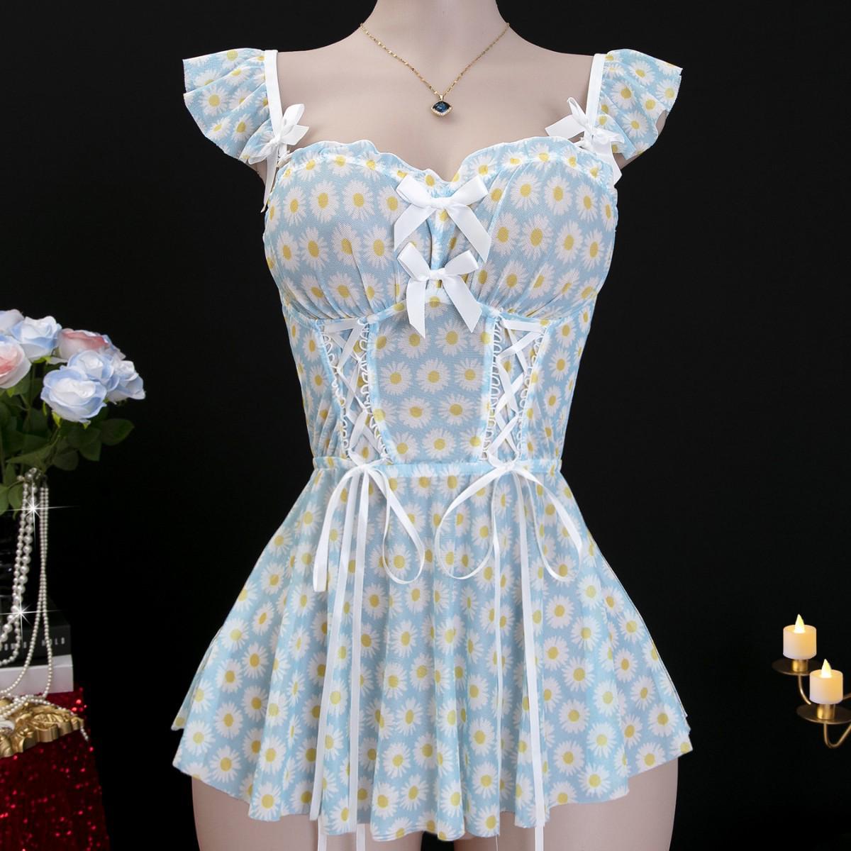 

Женское платье-комбинация с принтом ромашек и бантом S светло-синий